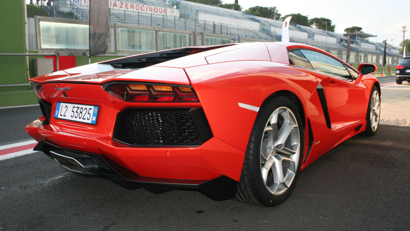 Illustration for article titled Lamborghini Aventador LP-700 at Vallelunga